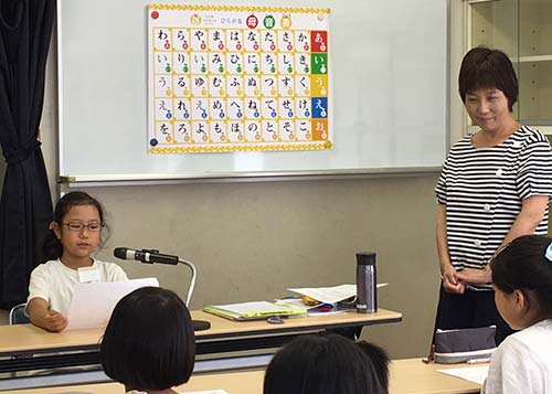 ニュースを読む女性 写真